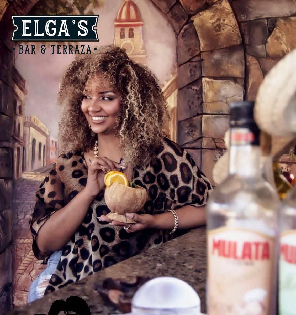 Mujer tomando café en Elga´s Bar, Bayamo